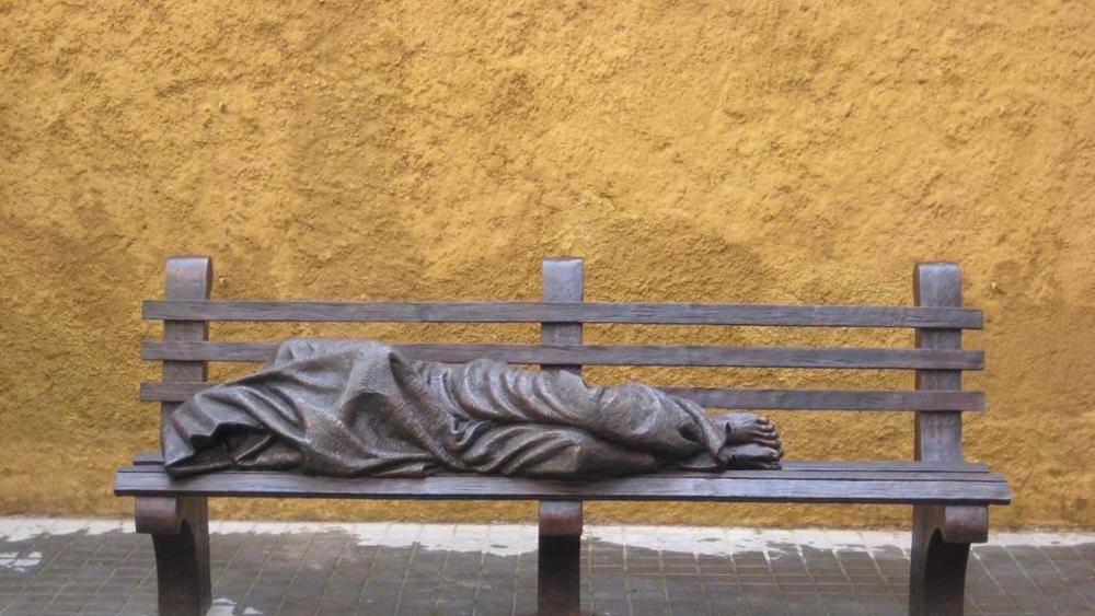 Un senzatetto in Vaticano? Ah no, è una statua di Gesù