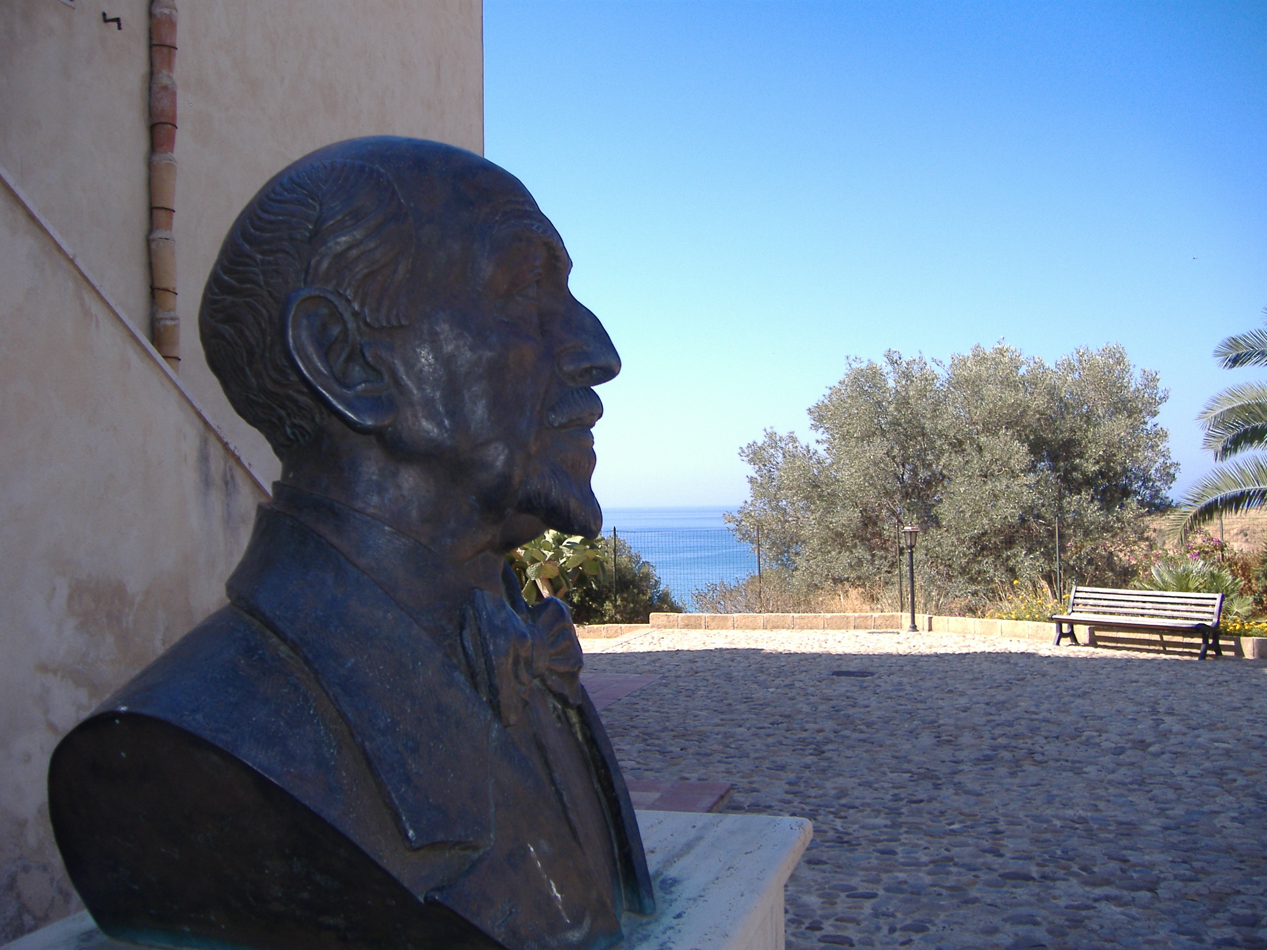 La casa natale di Pirandello tra sporcizia ed incuria