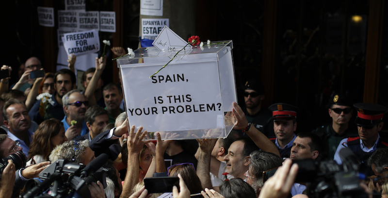 Tensione a Barcellona, agenti assediati dai manifestanti