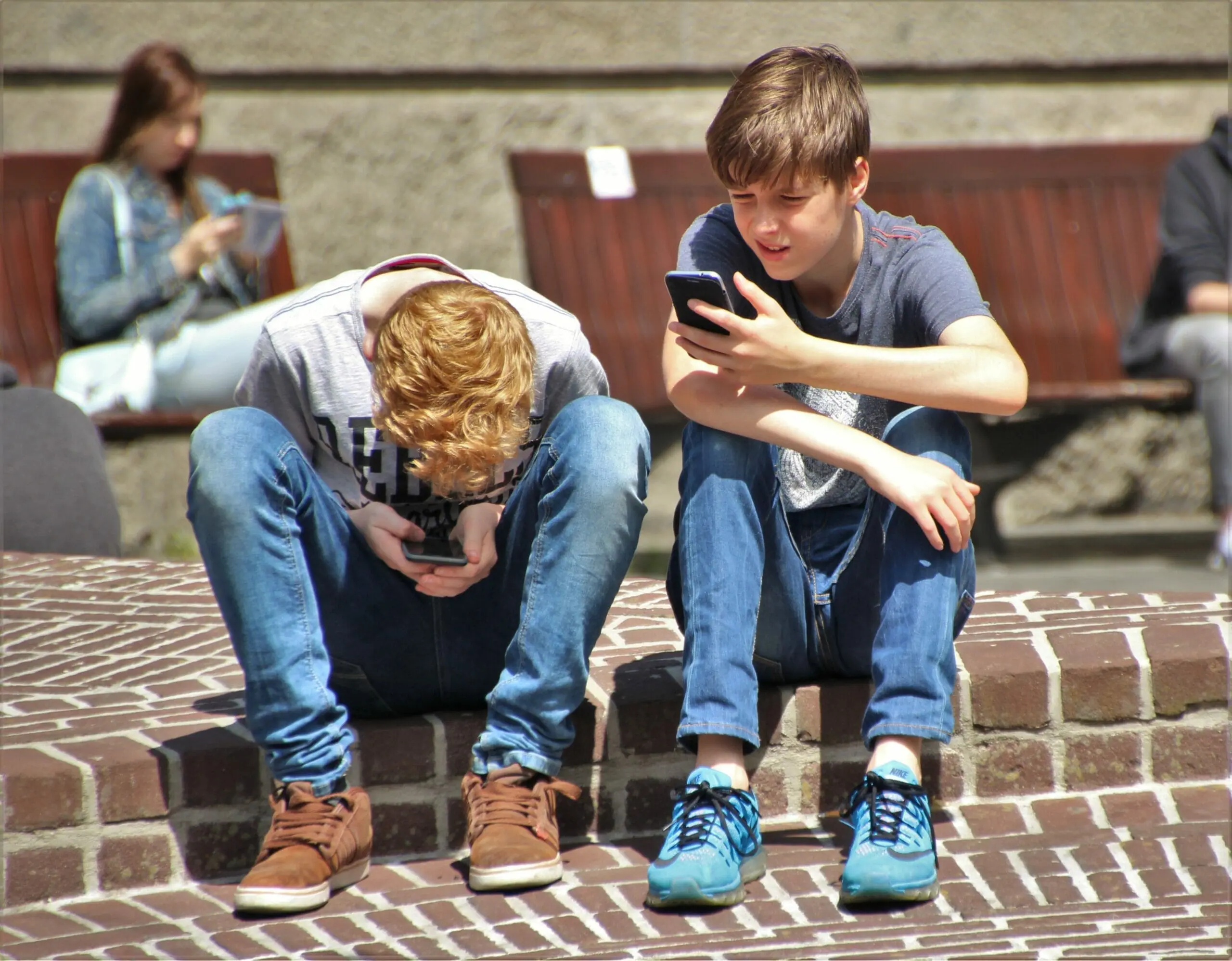 adolescenti temono violenze e bullismo adolescenti si sentono sempre più sfiduciati uso quotidiano dello smartphone Gas è la nuova App