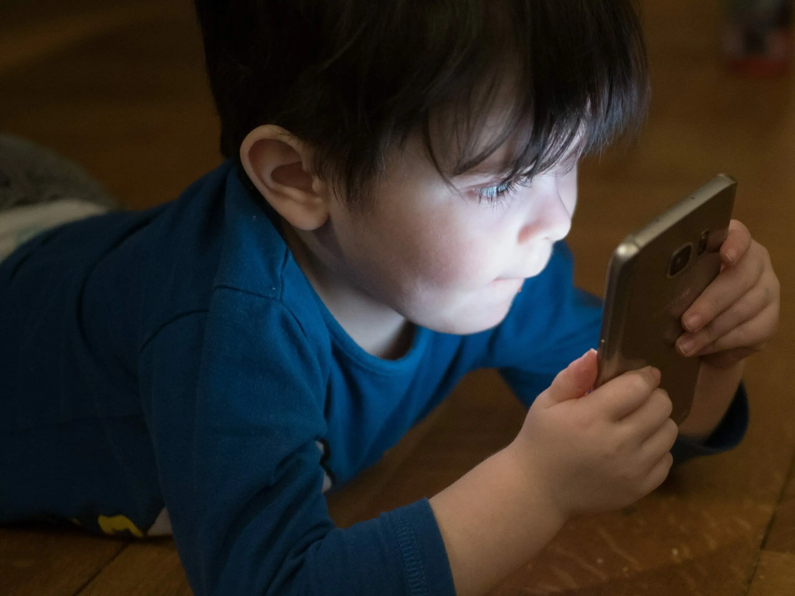 smartphone come strumenti di intrattenimento uso intensivo e precoce degli smartphone Baby influencer