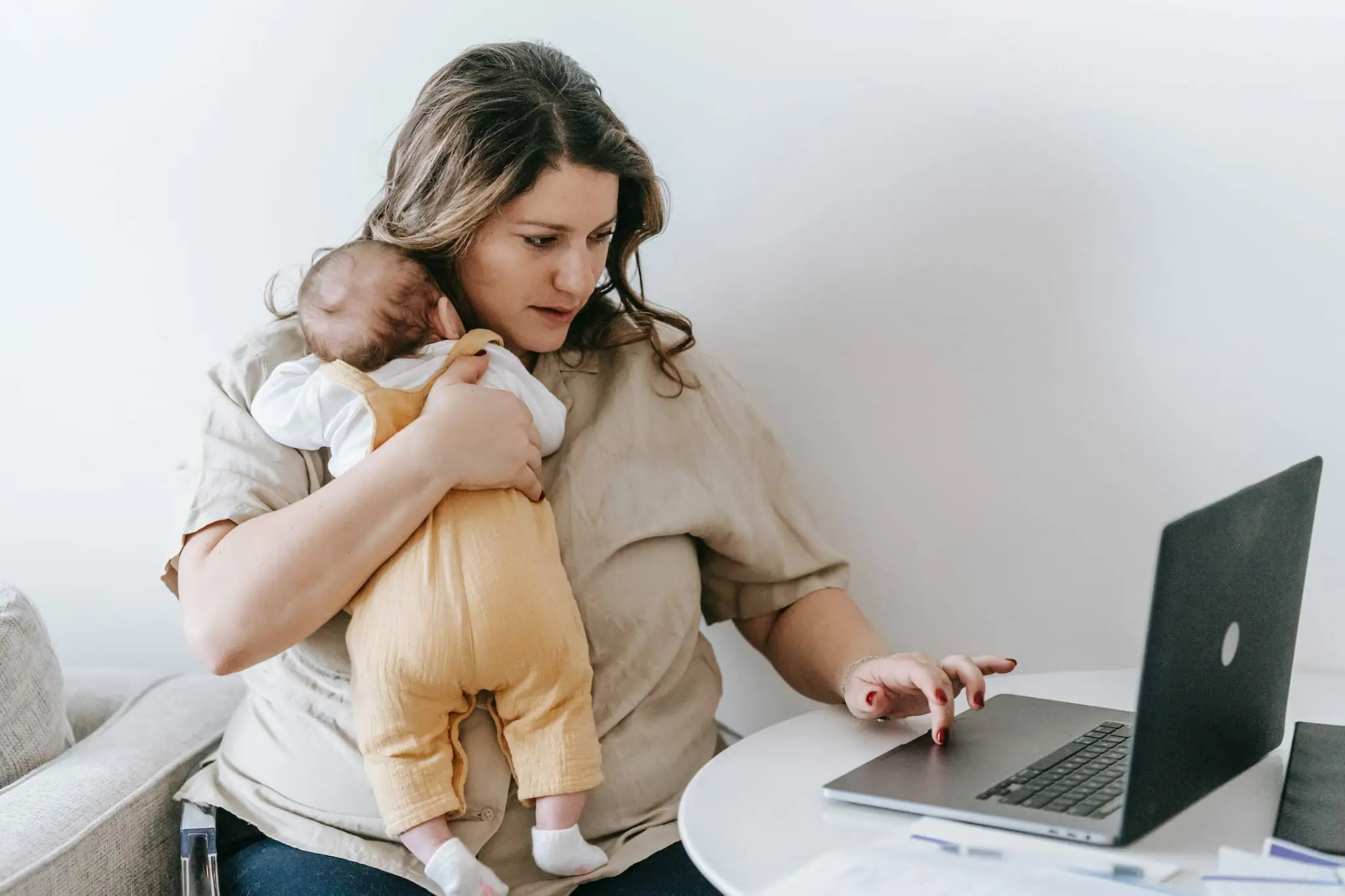 mamme lavoratrici riceveranno un bonus WeWorld Index, donne che conciliano lavoro-famiglia: i dati