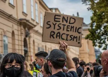 in Germania persistono i pregiudizi il non razzismo e l'antirazzismo