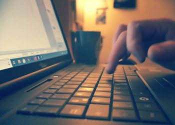 Pornografia, l’UE indaga sulla protezione dei minori online