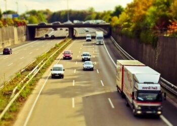 La trasformazione dei trasporti su strada e il boom dei veicoli commerciali nel contesto italiano